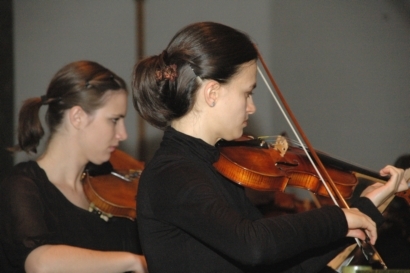 Die Geigerinnen des Orchesters "Festival du Jura" verstehen ihr Handwerk.