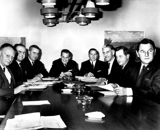 <b>von links nach rechts</b>
Emil Heuberger, Walter Schmidlin, Max Schweizer, Benno Vogel (Gemeindepräsident), Max Häring, Werner Heckendorn, Anton Friedrich, Hans Jurt (Gemeindeverwalter) 