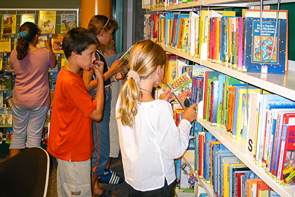 Kinder in der Schulbibliothek