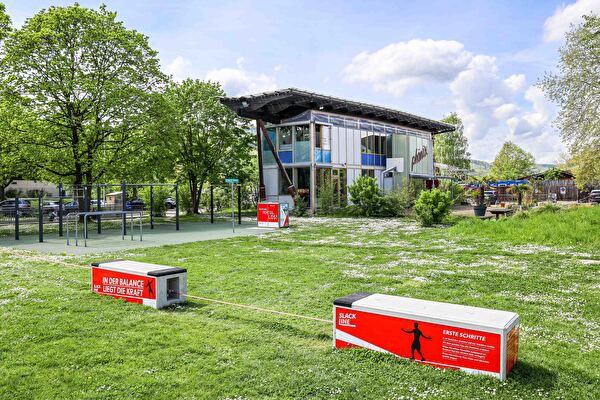 Slackline-Anlage vor dem Jugendhaus