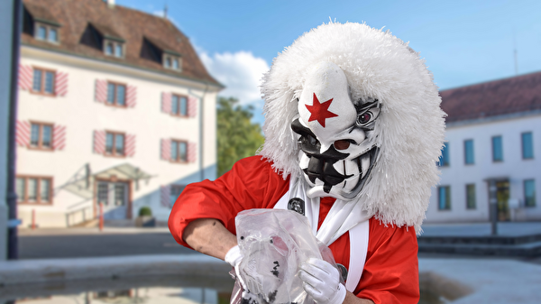 Waggis vor dem Schloss