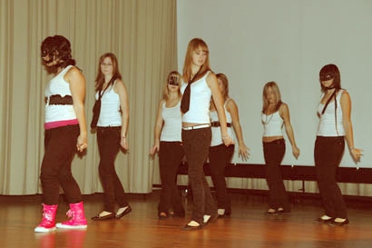 Die Floh-Dancers unterhalten mit tollen Darbietungen.