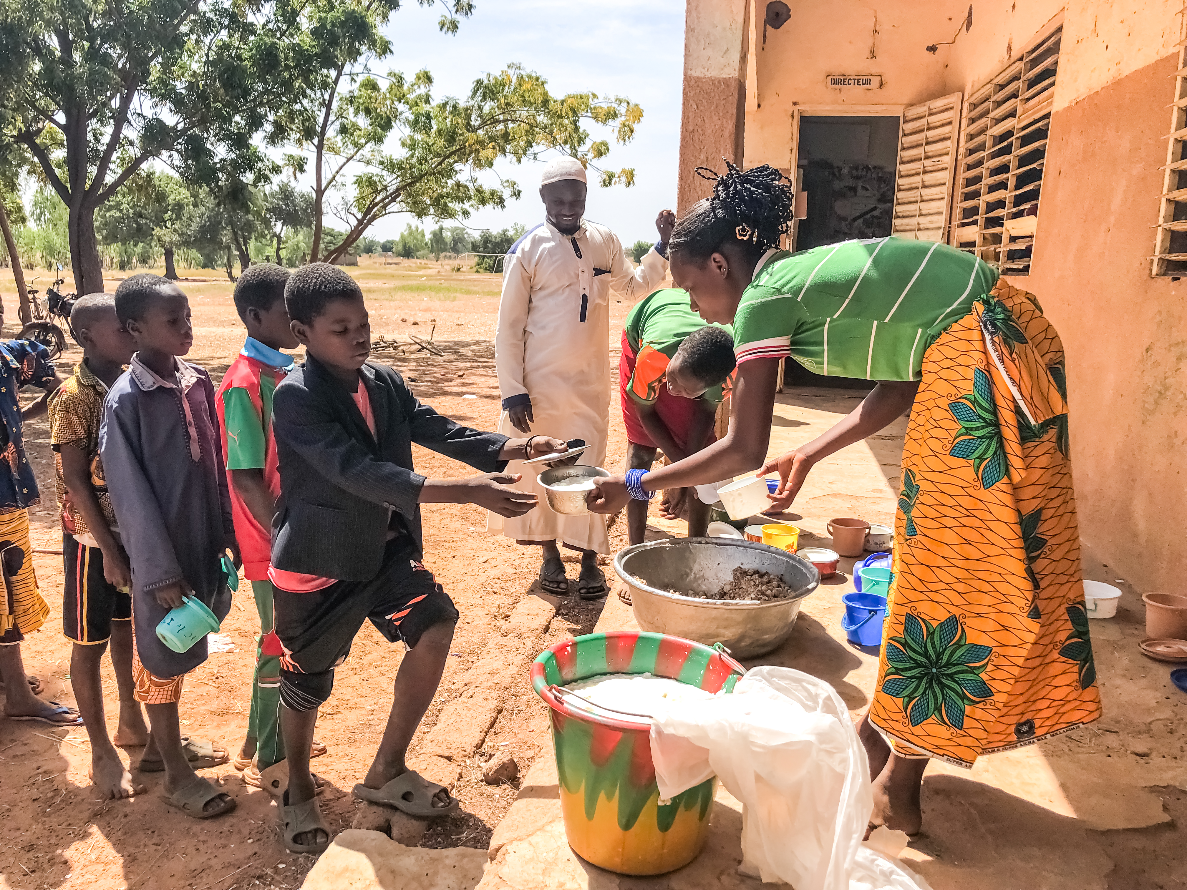 Schulkinder in Burkina Faso beim Anstehen