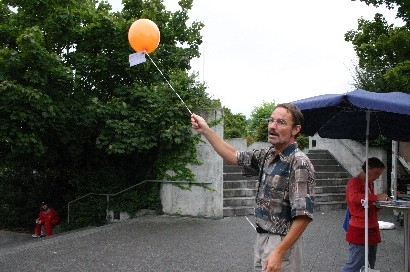 Martin Studer versucht es mit Fliegen-lassen.