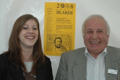 Auch Alfred Häring, Bürgerrat, (rechts) und Aline Zbinden, Organisationskomitee, (links) liessen es sich nicht nehmen sich mit dem Star des Abends (Jakob Christoph Blarer von Wartensee) fotografieren zu lassen.