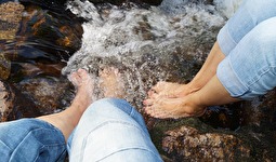 Bild Abkühlung der Füsse in kaltem Wasser
