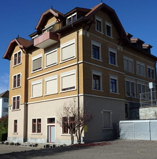 gelbes Schulhaus Dorf