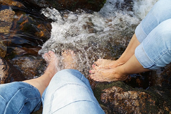 Bild Abkühlung der Füsse in kaltem Wasser