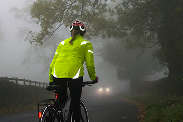 gut beleuchtete Velofahrerin