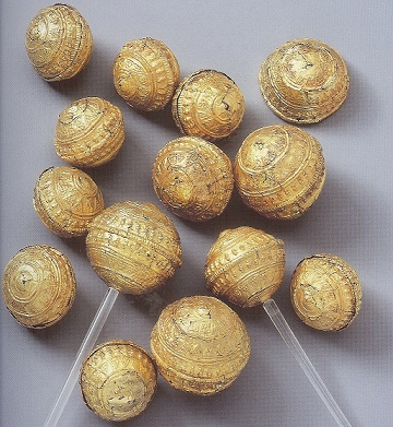 Keltische Halbkugel aus punzverziertem Goldblech