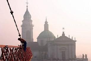 Ansicht eines Krans vor der St. Ursenkathedrale