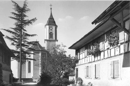 Die Homburg Kirche im Jahre 1942. Das am linken Rand sichtbare Pfarrhaus musste in den Fünfzigerjahren einem Neubau weichen.