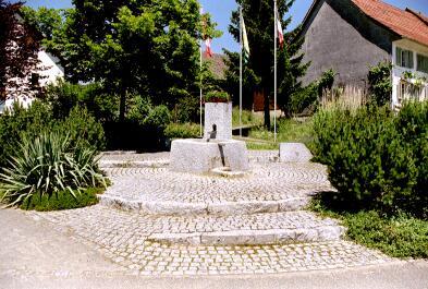 Die Gemeinde baute anlässlich der 700-Jahr-Feier der Eidgenossenschaft im Jahr 1991 den Dorfbrunnen in Unterhörstetten.