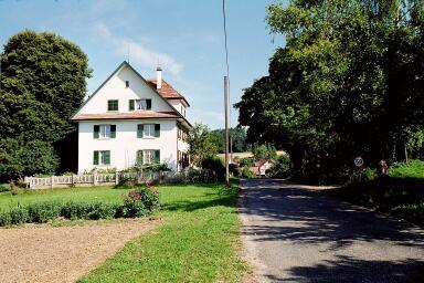 Der Weiler Eugerswil liegt auf einer Anhöhe nördlich von Homburg. Bei schönem Wetter reicht die Sicht weit über das Thurtal Richtung Säntis-Gebiet.