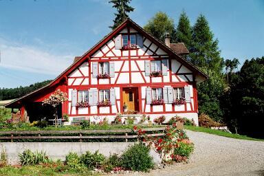 Dieses stattliche Riegelhaus ziert das Dorfbild von Eugerswil. Direkt neben dem Chrebsbach gelegen, war hier früher eine Mühle untergebracht.
