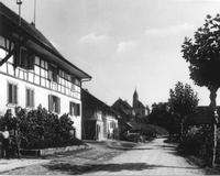 Die Hauptstrasse von Homburg im Jahre 1942, damals war die Strassen noch nicht mit einem Teerbelag versehen. Die auf dem Bild sichtbaren Häuser stehen heute alle noch.