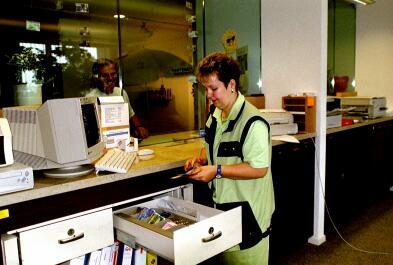 Die Zweigstelle der Raiffeisenbank Pfyn-Homburg ist im Gemeindezentrum Homburg einquartiert. Hier sehen wir Margrit Tornare bei der Bedienung eines Kunden.