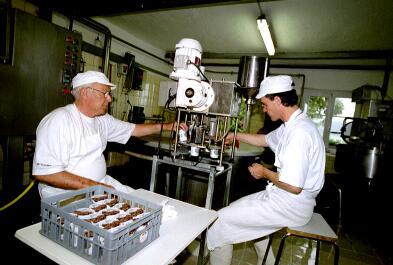In der Käserei Seelwiesen werden noch eigene Joghurts hergestellt. Hier sehen wir Alfred Siegenthaler und seinen Vater bei der Abfüllung von Mokka-Joghurt.