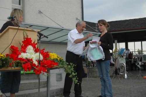 Gemeindeammann Heinrich Kuhn und Gemeinderätin Andrea Heimberg Müller nehmen eine Jungbürgerin feierlich ins Aktivbürgerrecht auf.