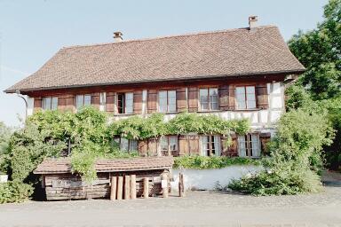 Dieses Riegelhaus steht in Hörhausen an der Hauptstrasse. Die verwachsene Fassade lässt das Haus etwas verwunschen wirken. 