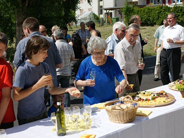 Street-Apéro Abschluss Sanierung Bachtelenweg