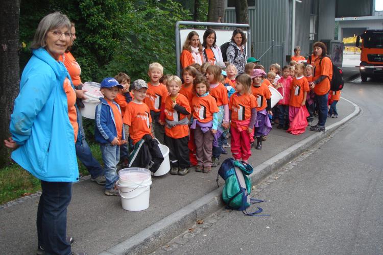 Eine Kindergartenklasse bei ihrem Einsatz für ein sauberes Horgen; die Gruppe wird angeführt von Vreni Rothacher, Mitglied der Umweltschutzkommission.