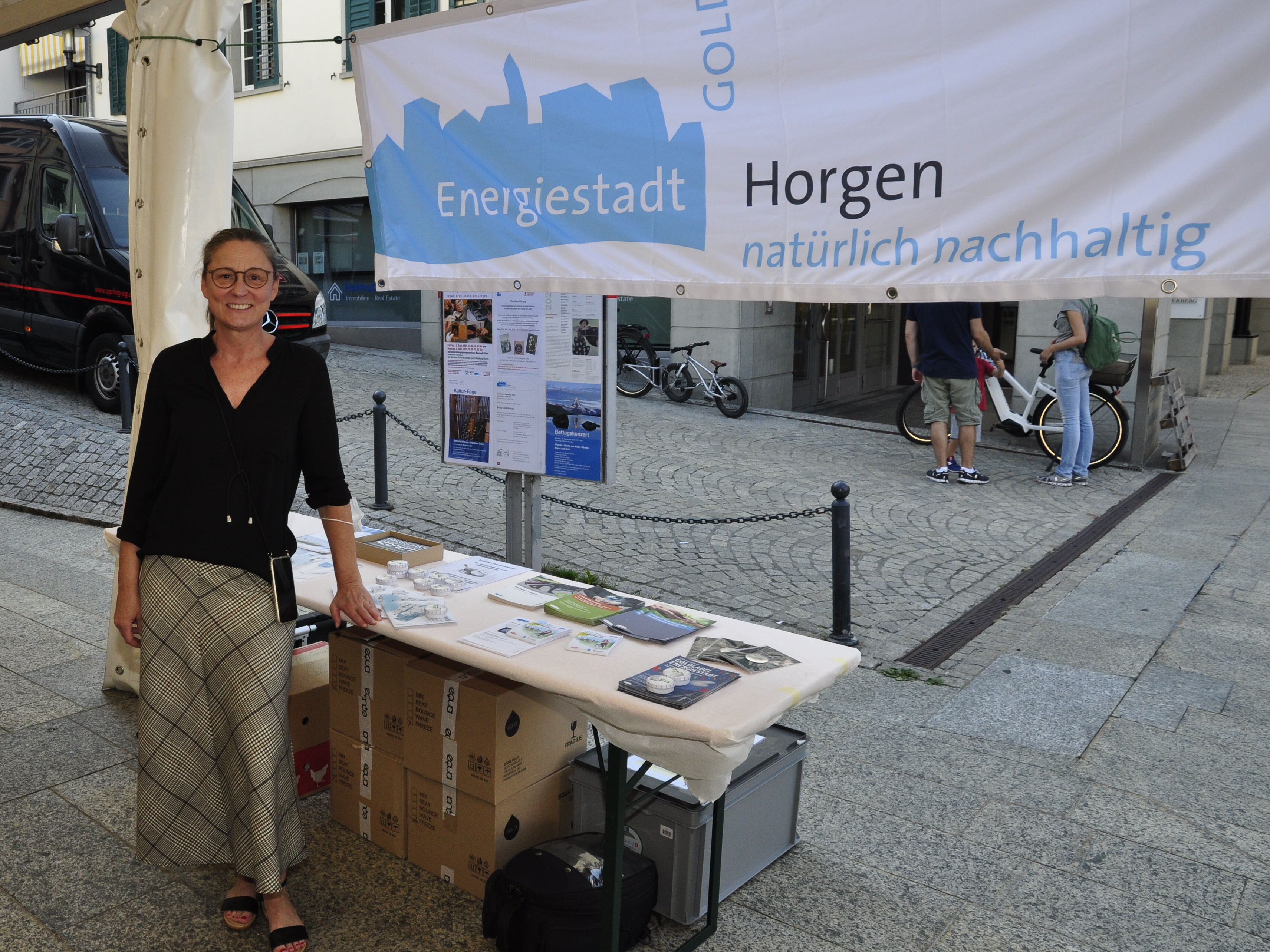 Die Projektleiterin Energie, Christine Kulemann, beim Infostand der Energiestadt.