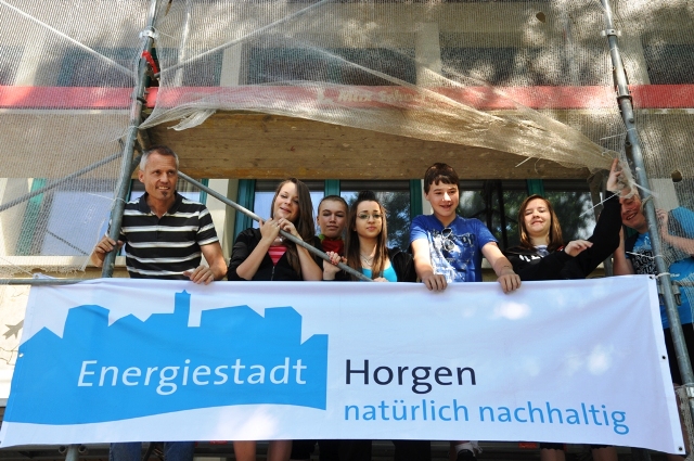 Der engagierte Lehrer Markus Rettich mit seinen Schülern im Einsatz für die Energiestadt Horgen.