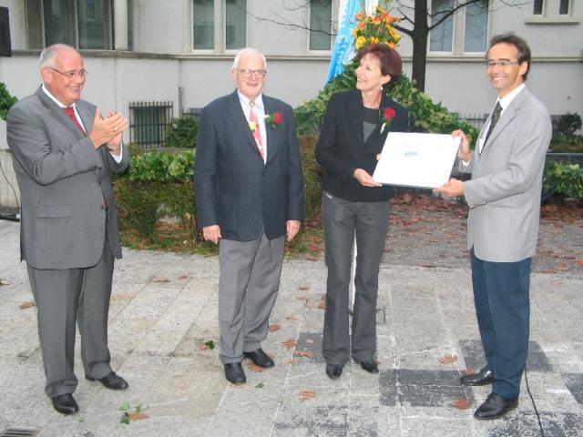 Markus Kägi, Walter Bosshard, Jacqueline Gübeli und Bruno Bébié bei der Übergabe des Zertifikates