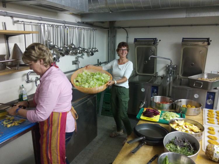 Anke Bargezi zeigt stolz die gerüsteten Salate, die sonst im Müll gelandet wären.
