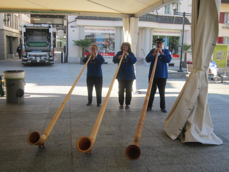 Beim Clean-up Fest am 6. September 2014 auf dem Dorfplatz sorgte ein Alphorntrio für die musikalische Begleitung.