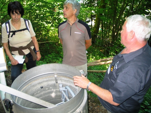 Beat Stäheli von den Gemeindewerken Horgen (rechts) zeigt und erläutert die Trinkwasserfassung im Horgenberg.