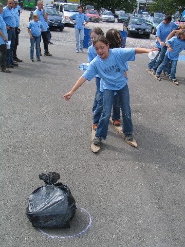 Die freiwilligen Helferinnen und Helfer wurden bei den Clean-up-days immer auch zu einem Fest eingeladen, wo es Spiele und was feines zum Essen gab; hier eine Abfallstafette beim Clean-up-day 2006