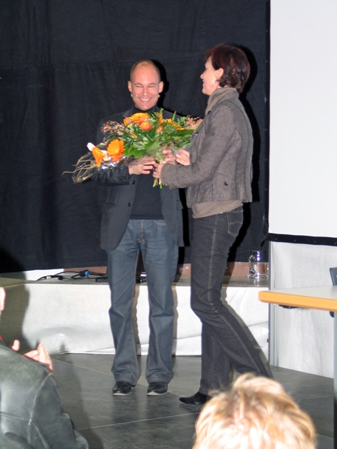 Jacqueline Gübeli, Vorsteherin des Gesundheits-, Energie- und Umweltamtes überreicht Bertrand Piccard für sein begeisterndes Referat einen Blumenstrauss.