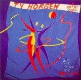 Flagge des TV Horgen: Auf blauem Grund sind zwei stilistisch dargestellte Menschen in Bewegung mit Ball und Hulahoppreif auf Seide genäht.