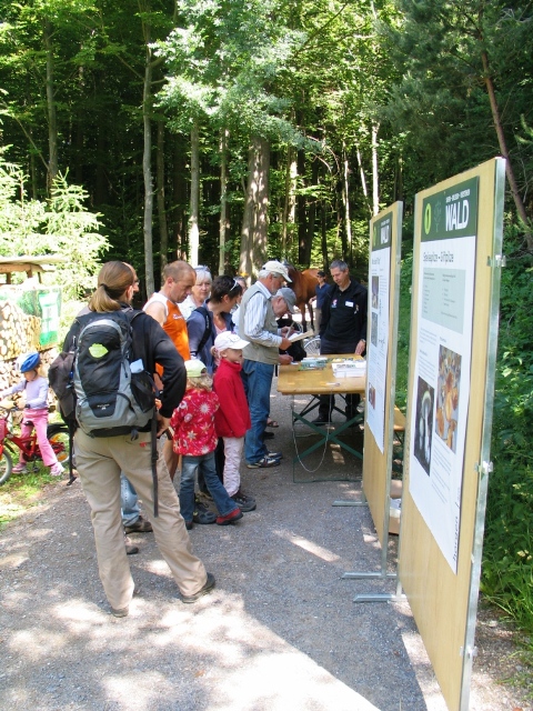 Interessierte BesucherInnen beim Infostand zum Thema "Pilze".