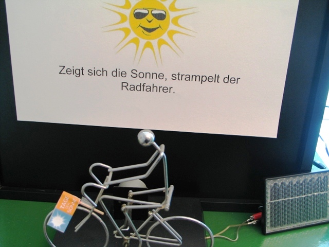 Trouvailles Kunsthandwerk liess einen Fahrradfahrer mit Sonnenenergie strampeln.