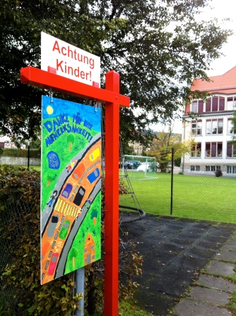 Schulwegsicherung - Plakat vor dem Schulhaus Rotweg