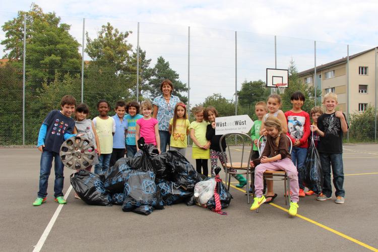 Über 400 freiwillige Helferinnen und Helfer beteiligten sich vom 1. – 6. September 2014 an der Clean-up-Woche. Hier eine Klasse vom Schulhaus Tannenbach mit ihrem Sammelgut.