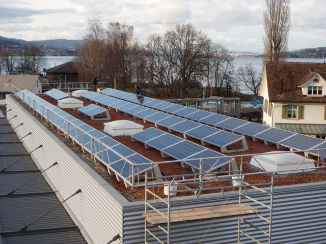 Die gemeindeeigene Photovoltaikanlage liefert jährlich rund 35'000 kWh Solarstrom.