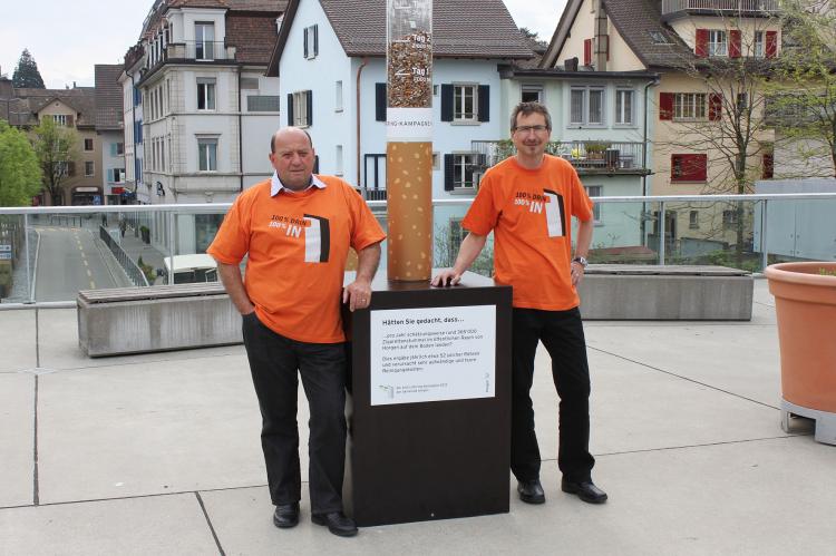 Bei der Kampagne 2013 wurde der Fokus auf den am häufigsten gelitterten Gegenstand gelegt: den Zigarettenstummel. Gemeinderat Peter Wirth (links) und Kampagnen-Projektleiter Marco Gradenecker vor der Zigarettensäule auf der Piazza.