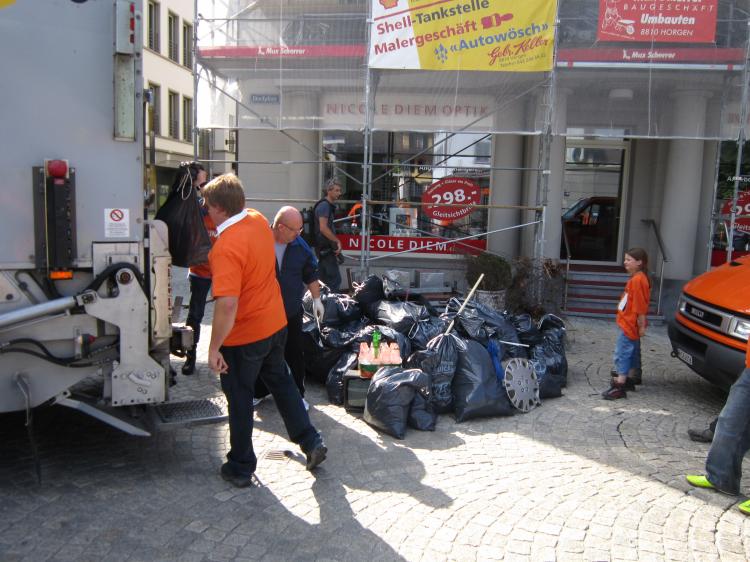Bei den Clean-up-days säubern freiwillige Helferinnen und Helfer aus der Bevölkerung das Dorf. Die Abfälle werden demonstrativ gut sichtbar auf öffentlichen Plätzen zur Schau gestellt.
