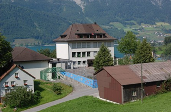Schulhaus Mols