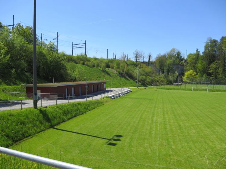 Sportplatz mit Garderobengebäude
