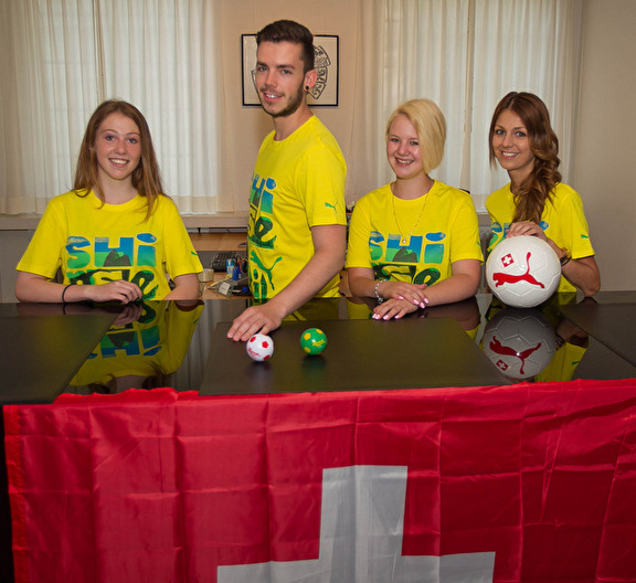 Mitarbeitende Front Office im WM-Dress