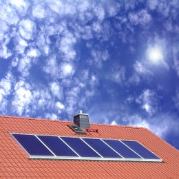 Bild Sonnenkollektoren auf Hausdach