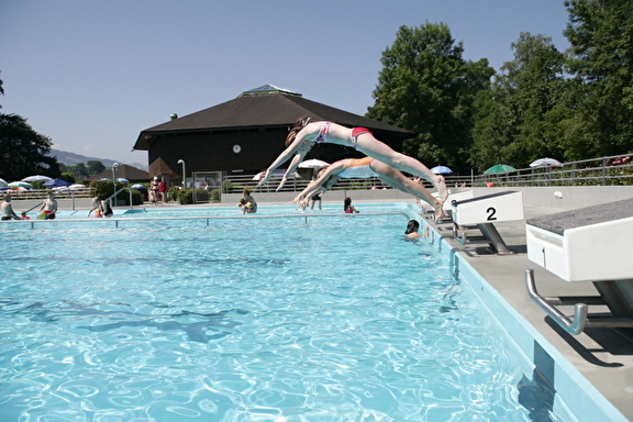 Kopfsprung in den Pool