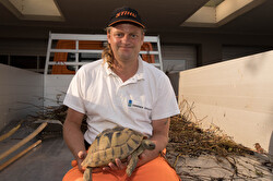 Mark Eschenmoser mit Schildkröte