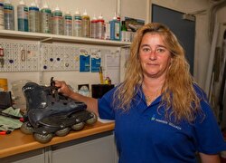 Brigitte Hettich mit Rollerblades