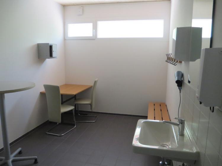 Schiedsrichter-Garderobe mit Einzeldusche